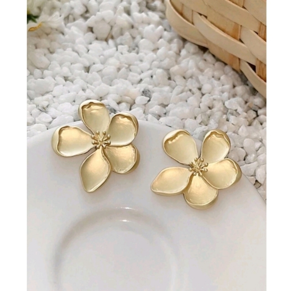 Anthropologie Fashion Chic Style Love Petal Flower Gold Earrings - Picture 2 of 3